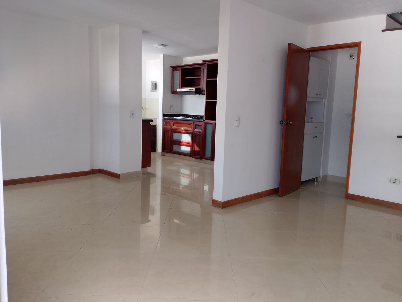 Apartamento Duplex en Loma de los  Bernal.